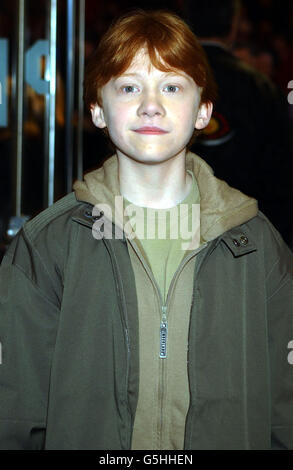 Rupert Grint, che gioca a Ron Weasley, arriva per la prima mondiale di 'Harry Potter e la pietra del filosofo alla piazza Odeon Leicester a Londra. Foto Stock