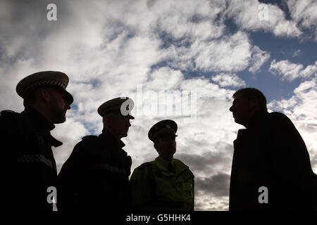 Il segretario scozzese alla giustizia Kenny MacAskill parla con gli agenti di polizia di Edimburgo, mentre lancia la campagna Ready for Winter diretta agli utenti della strada. Foto Stock