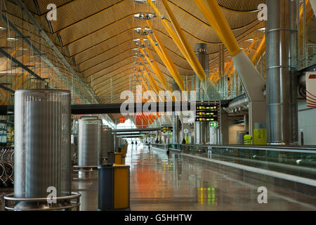 Il terminale 4 all'aeroporto di Madrid Barajas, Madrid Foto Stock