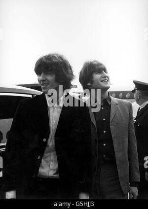 George Harrison e John Lennon dei Beatles hanno mostrato di guardare alcune delle centinaia di tifosi che si sono rivolti a vederli lasciare l'aeroporto di Londra per il loro viaggio in America. CELEBRITÀ del Ghgal Foto Stock