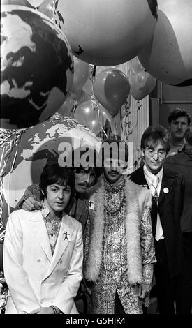 I Beatles (L-R) Paul McCartney, George Harrison, Ringo Starr e John Lennon provano la loro apparizione nel programma televisivo internazionale 'Our World' presso gli EMI Studios di St. John's Wood, Londra. Il gruppo ha scritto una canzone specialmente per il programma chiamato 'l'amore è tutto quello di cui hai bisogno'. Il programma sarà visto in diretta in 24 paesi di tutto il mondo con un pubblico potenziale di 400 milioni di persone. CELEBRITÀ ghgal Foto Stock