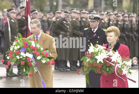 Il Principe del Galles e Presidente della Lettonia Vaira Vike-Freiberga camminano verso le corone laicali al Monumento Nazionale della libertà, nella capitale lettone riga. * .... In precedenza era stato schiaffeggiato intorno al volto con un fiore da un protesore contro la guerra, dopo aver deposto una corona per commemorare l'indipendenza dello Stato Baltico. La donna, chiamata Alina, è stata guidata dalla polizia dicendo che stava protestando contro l'adesione della Lettonia alla NATO e la guerra in Afghanistan. Foto Stock