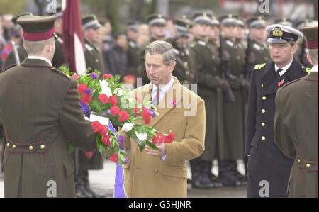 Al Principe di Galles viene consegnata una corona per essere collocato al National Freedom Monument, nella capitale lettone riga. * ... In precedenza fu schiaffeggiato intorno al volto con un fiore da un protester anti-guerra, dopo aver deposto una corona per commemorare l'indipendenza dello stato Baltico. La donna, chiamata Alina, è stata allontanata dalla polizia dicendo che protestava contro la Lettonia che entrava nella NATO e contro la guerra in Afghanistan. Foto Stock