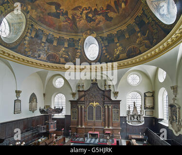 St Mary Abchurch, chiesa della città di Londra, interno con cupola Foto Stock