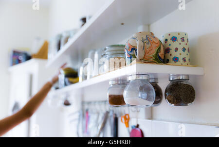 Utensili vari sul ripiano della cucina Foto Stock