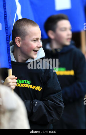 I tifosi Junior sfilano le bandiere di Everton intorno allo stadio Foto Stock