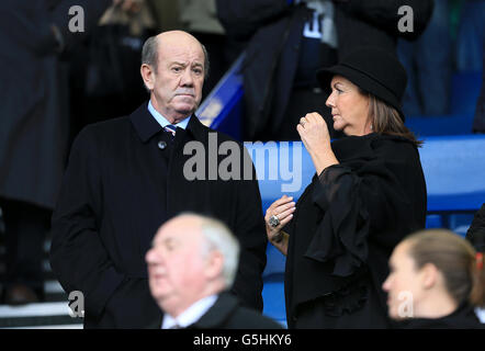 Ex manager Everton Howard Kendall (a sinistra) negli stand Foto Stock