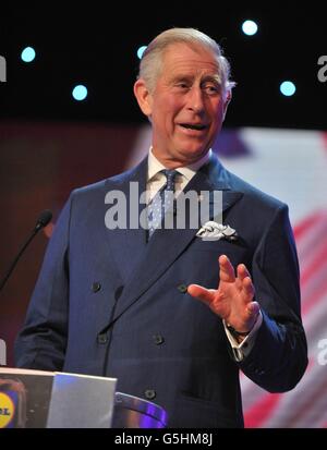 Il Principe del Galles fa un discorso al Daily Mirror Pride of Britain Awards 2012 nel centro di Londra. Foto Stock