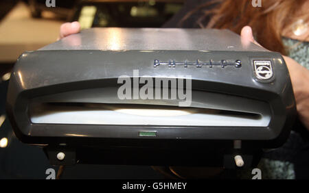 Il giocatore discografica che Sir Paul McCartney aveva installato nella sua Aston Martin DB5 del 1964 ha mostrato in vista privata davanti a un'asta di auto classiche al Battersea Evolution Marquee di Londra. Foto Stock