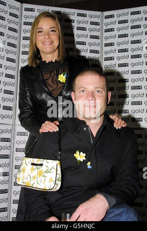 L'attrice di EastEnders Tamzin Outhwaite e il presentatore televisivo Dermot o'Leary partecipano all'evento Marie Curie Cancer Care, al CC Club di Londra. Foto Stock