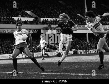 Frank McAvennie di West Ham United in azione contro Ipswich durante il loro quarto round match fa cuo. Foto Stock