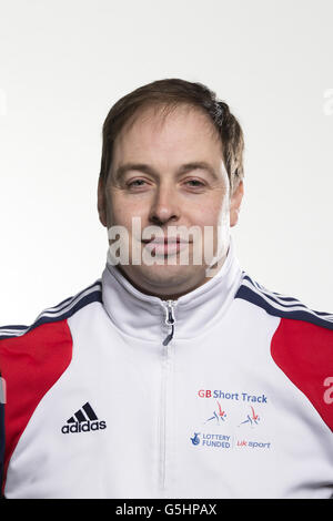 Pista di Pattinaggio a velocità corta - Team GB Photocall - National Ice Center. Allenatore nazionale Nicky Gooch Foto Stock