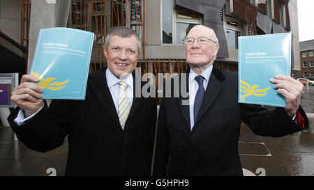 L'ex leader liberaldemocratico Sir Menzies Campbell (destra) e il leader liberaldemocratico scozzese Willie Rennie lanciano una relazione della commissione per la regola d'interni e la regola comunitaria dal titolo "federalismo: Il futuro migliore per la Scozia" al di fuori del Parlamento scozzese di Edimburgo. Foto Stock