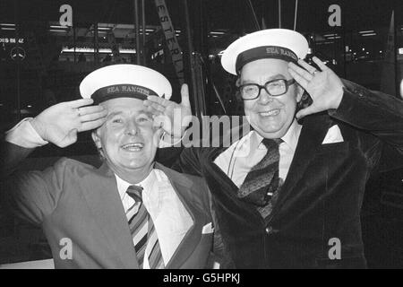 I comici Ernie Wise, a sinistra, e Eric Morecambe vanno in barca per la giornata a Earl's Court a Londra, dove stavano aprendo il 27° Salone internazionale delle imbarcazioni di Londra Foto Stock