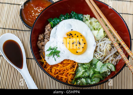 Cucina Coreana, carni bovine Bibimbap in rosso ciotola. Foto Stock