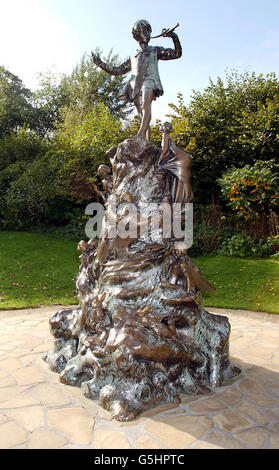 La statua di Peter Pan di Sir George Frampton, 1912 anni, donata dal creatore di Peter Pan Sir James Barrie ai Kensington Gardens di Londra. Foto Stock