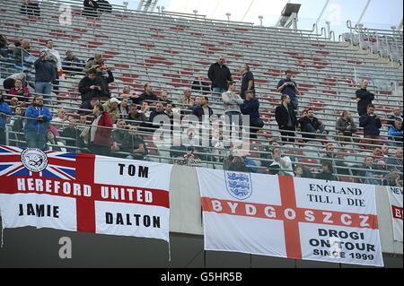 I posti vuoti possono essere visti mentre i tifosi inglesi aspettano il calcio d'inizio della partita di qualificazione del Gruppo H della Coppa del mondo allo Stadio Nazionale, Varsavia, Polonia. Foto Stock