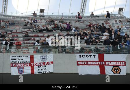 I posti vuoti possono essere visti mentre i tifosi inglesi aspettano il calcio d'inizio della partita di qualificazione del Gruppo H della Coppa del mondo allo Stadio Nazionale, Varsavia, Polonia. Foto Stock