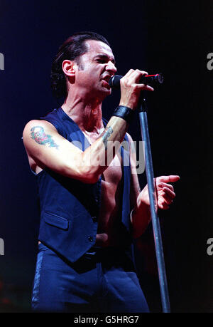 : il cantante Dave Gahan suona alla Wembley Arena di Londra durante il tour di Depeche Mode. Foto Stock