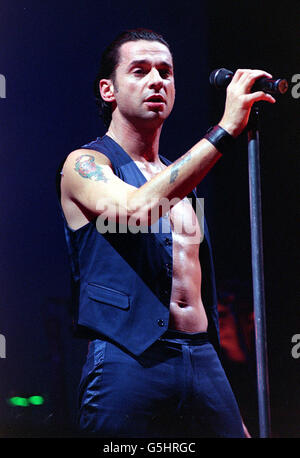 Modalità Defeche Wembley. SOLO PER USO EDITORIALE: Il cantante Dave Gahan suona alla Wembley Arena di Londra durante il tour di Depeche Mode. Foto Stock