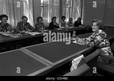 Barbara Castle, (R) Segretario di Stato per i servizi sociali presso i suoi uffici, Alexander Glenny House, Elephant e Castello durante un incontro per infermieri e ostetriche. Foto Stock