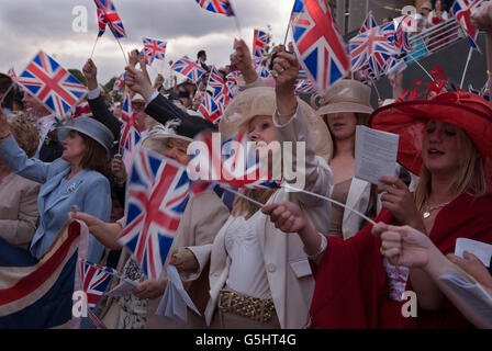 Land of Hope and Glory and Rule Britannia canzoni patriottiche inglesi cantate, sventolando Union Jack Flags alla fine dei giorni presso lo stand della band. Royal Ascot 2016 2010 UK HOMER SYKES Foto Stock