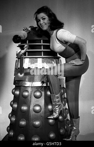 DALEK 1966: Jill Curzon ha girato i tavoli e ha catturato un Dalek! È raffigurata presso gli Shepperton Studios, dove la produzione inizia il 31 gennaio del film "i malechi invadono la Terra 2150AD". Jill, 24 anni, gioca il comando femminile del Dr. Who di Peter Cushing. Foto Stock