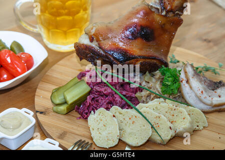 Eisbein con brasato di cavolo, insalata e birra. Foto Stock