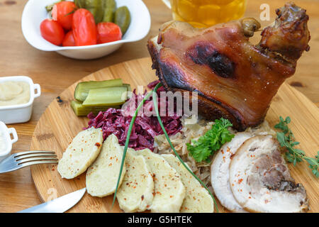 Eisbein con brasato di cavolo, insalata e birra. Foto Stock