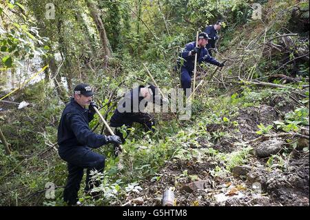 CREDITO OBBLIGATORIO ANDREW PRICE. Gli agenti di polizia del Galles del Nord cercano il veterinario mancante Catherine che gowing vicino a dove hanno trovato la sua auto bruciata in terreno boscoso vicino a una cava dismessa e piscina di cava, a Pintold Lane, Alltami, a circa due miglia dalla casa di MS gowing a New Brighton, Flintshire. Foto Stock