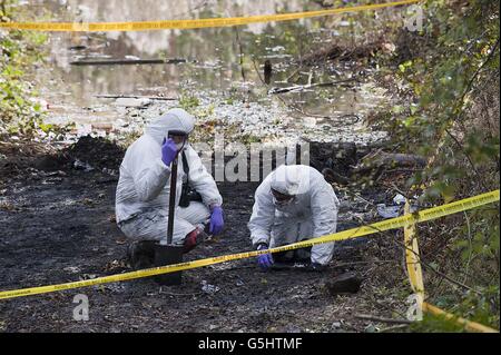 CREDITO OBBLIGATORIO ANDREW PRICE. Gli agenti di polizia del Galles del Nord cercano il veterinario mancante Catherine che gowing vicino a dove hanno trovato la sua auto bruciata in terreno boscoso vicino a una cava dismessa e piscina di cava, a Pintold Lane, Alltami, a circa due miglia dalla casa di MS gowing a New Brighton, Flintshire. Foto Stock