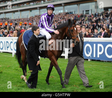 Celebrazione indetta da Joseph o'Brien vincitori della Queen Elizabeth II Stakes sponsorizzati da Qipco durante il QIPCO British Champions Day all'ippodromo di Ascot, Ascot. Foto Stock