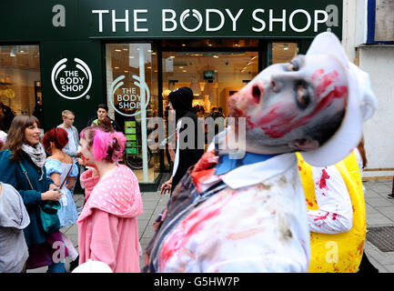 I partecipanti si sfilano per le strade mentre prendono parte all'annuale "Beach of the Dead" Brighton Zombie Walk a Brighton, East Sussex. PREMERE ASSOCIAZIONE foto. Data immagine: Sabato 20 ottobre 2012. Il credito fotografico dovrebbe essere: Clive Gee/PA Wire Foto Stock