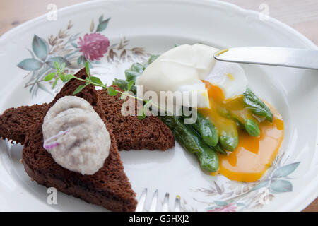 Sana colazione: uovo affogato, fagiolini pane marrone con salsa Foto Stock