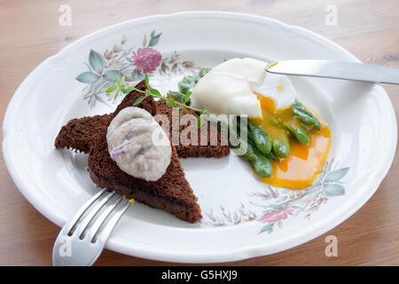 Fagioli verdi e rabboccato con uovo in camicia, prima colazione Foto Stock
