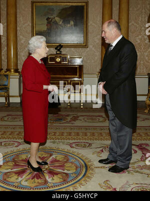 Mustafa Mujezinovic, ambasciatore di Bosnia-Erzegovina, presenta le sue credenziali durante un'udienza privata con la Regina Elisabetta II, durante una visita a Buckingham Palace, Londra. Foto Stock