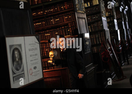 L'attore Aonghus Og McNally suona il giovane Bram Stoker nella Marsh's Library di Dublino con una fotocall per promuovere 'The Judge's House', basata su una breve storia di Bram Stoker della 'The Performance Corporation' che si svolgerà nell'antica biblioteca questo fine settimana. Foto Stock