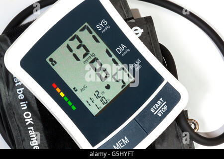 Vista ravvicinata del monitor della pressione del sangue Bracciale e tubo sul su bianco Foto Stock