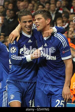 Klaas-Jan Huntelaar di Schalke, ha festeggiato il loro primo obiettivo Il gioco con il compagno di squadra Ibrahim Afellay (a sinistra) Foto Stock