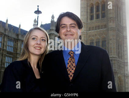 L'ex agente del MI5 David Shayler con la sua ragazza Annie Machon fuori dalle Camere del Parlamento a Londra, dopo aver vinto il diritto di presentare ricorso alla Camera dei Lord contro una precedente decisione della High Court che lo vieta di supplire al suo prossimo processo. * di aver agito nell'interesse pubblico quando ha rivelato alla stampa i dettagli dei servizi di sicurezza. Foto Stock