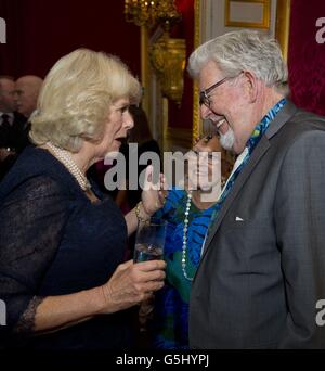 La Duchessa di Cornovaglia incontra Rolf Harris e sua moglie ALWEN Hughes al St James's Palace nel centro di Londra, durante un ricevimento per importanti Papua Nuova Guinea, Australiani e neozelandesi che vivono nel Regno Unito in vista del loro tour Papua Nuova Guinea, Australia e Nuova Zelanda. Foto Stock