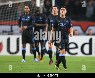 Calcio - UEFA Champions League - Gruppo D - Ajax Amsterdam / Manchester City - Amsterdam Arena. I giocatori di Manchester City si levano in piedi abbattuti dopo il secondo obiettivo di Ajax Foto Stock