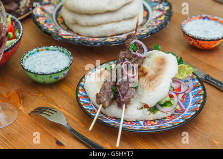 Spiedini di agnello su un tradizionale greco per piastra. Foto Stock