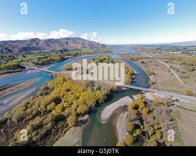 Kurow nuovo ponte sul fiume Waitaki, Kurow, Waitaki Valley, North Otago, South Island, in Nuova Zelanda - antenna fuco Foto Stock