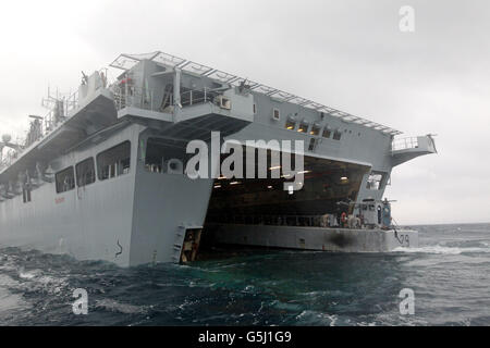 Un'imbarcazione navale francese attracca con HMS Bulwark durante un esercizio navale congiunto con le forze francesi al largo della costa di Tolone, in Francia. Foto Stock