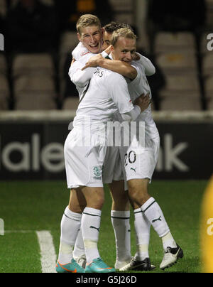 David Wotherspoon (a sinistra) di Hibernian celebra il punteggio con Leigh Griffiths durante la partita della Clydesdale Bank Premier League al Fir Park, Motherwell. Foto Stock