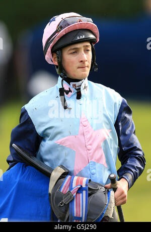 Corse di cavalli - corse di Nottingham. Harry Bentley, jockey Foto Stock