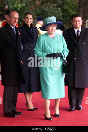 Il re Abdullah II visita/ la Regina Elisabetta II e il Duca di Edimburgo Foto Stock