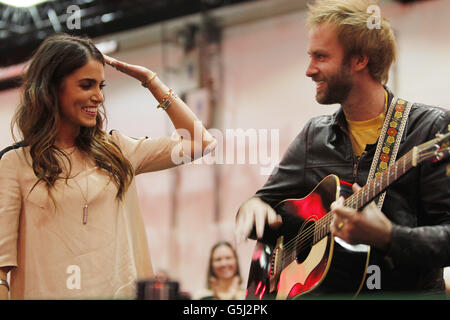 Nikki Reed canta una canzone con suo marito Paul McDonald (a destra) dalla colonna sonora del film in occasione di un evento per fan del film Twilight Saga: Breaking Dawn parte II al Convention Center di Dublino. PREMERE ASSOCIAZIONE foto. Data immagine: Sabato 27 ottobre 2012. Il credito fotografico dovrebbe essere: Julien Behal/PA Wire Foto Stock