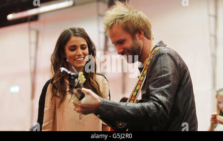 Nikki Reed canta una canzone con suo marito Paul McDonald (a destra) dalla colonna sonora del film in occasione di un evento per fan del film Twilight Saga: Breaking Dawn parte II al Convention Center di Dublino. Foto Stock